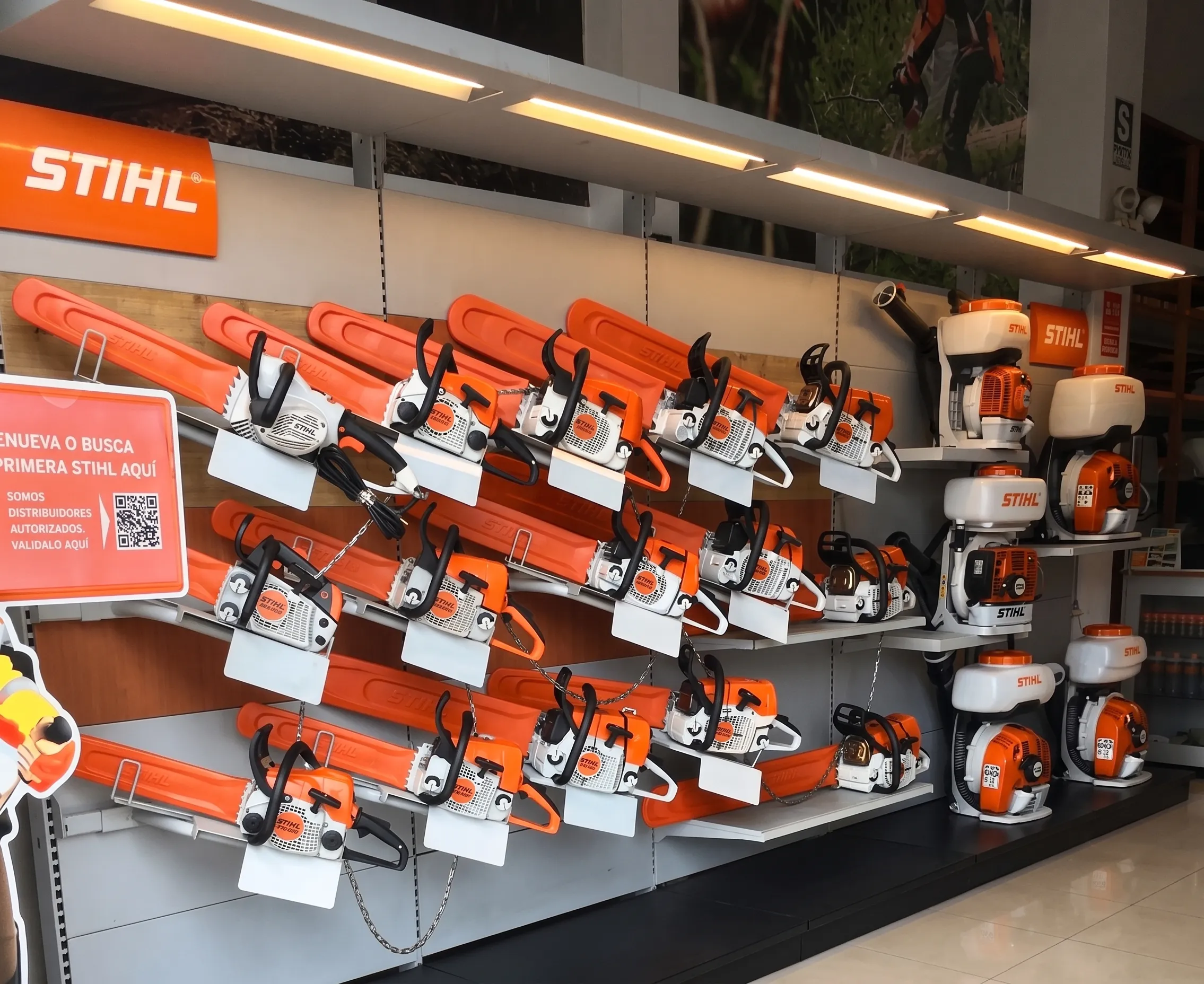 Estante con motosierras, motofumigadoras y repuestos originales STIHL en la tienda